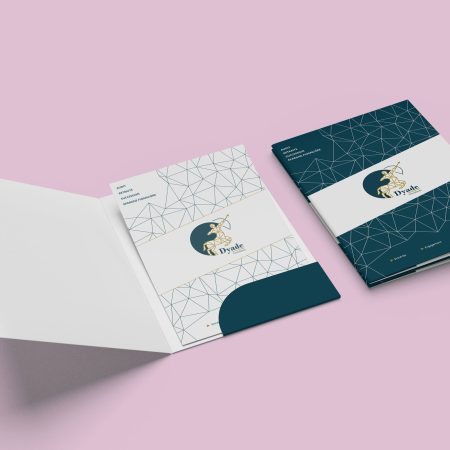 Création d'une plaquette d'entreprise dans une pochette à rabats